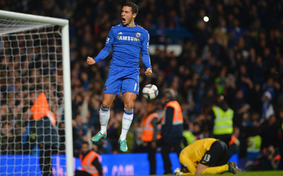 Eden Hazard chuyển đến Stamford Bridge từ năm 2012, đến nay cầu thủ người Bỉ này đã trở thành tiền vệ tấn công hay nhất thế giới, mặc dù thi đấu ở biên trái, anh lại là cầu thủ thuận chân phải, chủ yếu ghi bàn theo phong cách đột phá sâu từ biên vào giữa vòng 16m50 để cứa lòng trong.