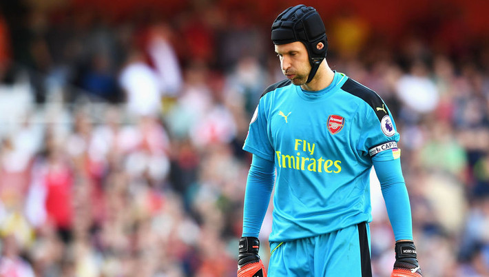 Mắc lỗi ngay trong bàn thua đầu tiên của cuộc đọ sức tâm điểm giữa Arsenal và Liverpool, Petr Cech đã rơi vào đội hình tệ nhất vòng 1 giải Ngoại hạng Anh.