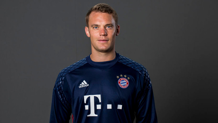 Đứng trong khung thành của đội hình siêu đắt trên thế giới không ai khác đó chính là thủ thành Manuel Neuer của CLB Bayern Munich. Thành công trên cương vị cá nhân, trong màu áo đội tuyển quốc gia Đức lẫn Bayern Munich là yếu tố lý giải vì sao Neuer hiện là người gác đền được định giá cao nhất hiện nay, 45 triệu euro.