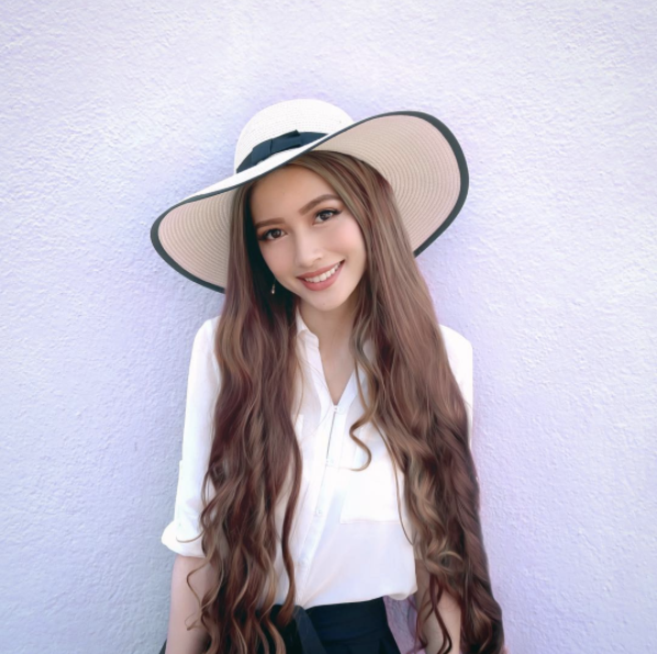 Cụ thể, trên fanpage những người thích ngắm con gái đẹp trên Facebook đã cho đăng tải những bức hình về cô nàng xinh đẹp với mái tóc dài ấn tượng khiến ai nhìn qua cũng phải ghen tỵ.