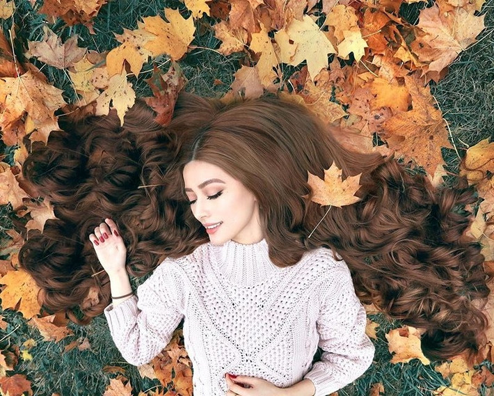 Gần như ngay lập tức, các "thánh mạng" đã truy tìm ra danh tính hot girl gốc Việt này. Cô là Sarah Trần hiện đang định cư tại Đức. Đặc biệt, cô nàng này sở hữu trong mình hai dòng máu đó là Việt và Australia.