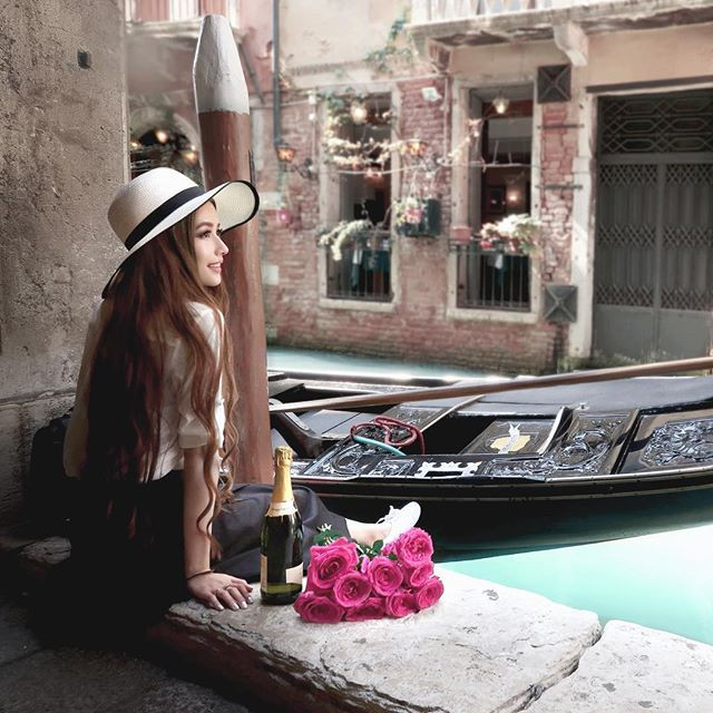 Trên Instagram, Sarah để lại rất nhiều những bức ảnh khoe tóc và góc mặt "thiên thần" của mình khiến nhiều người phải "phát hờn" nhưng vẫn ấn nút thích để tán thưởng vẻ đẹp của cô nàng lai hai dòng máu này.