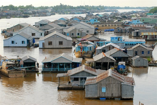 Nhà bè ở Châu Đốc - An Giang vừa dùng làm nhà ở, phía dưới nuôi cá.