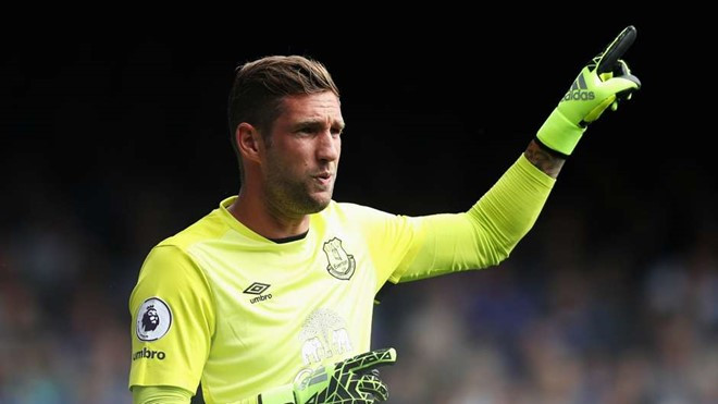 Đứng trong khung gỗ của đội hình tiêu biểu vòng 8 Ngoại hạng Anh là thủ thành Maarten Stekelenburg của Everton. Thủ thành người Hà Lan còn cản phá đến hai quả penalty giúp "The Toffees" giành một kết quả hòa ngay trên sân Etihad.