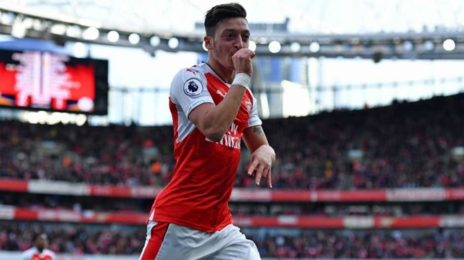 Mesut Ozil đã có pha lập công nâng tỷ số lên 3-1 cho "Pháo thủ" trong cuộc tiếp đón Swansea.