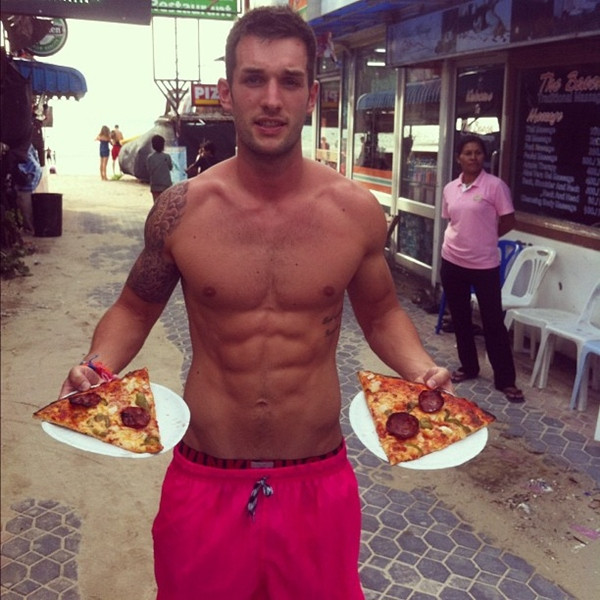 Dù liên tục ăn pizza thế nhưng Phil Duncan không bị tăng cân. Trái lại, anh chàng 8X này vẫn giữ được ngoại hình 6 múi khiến vạn người mê.