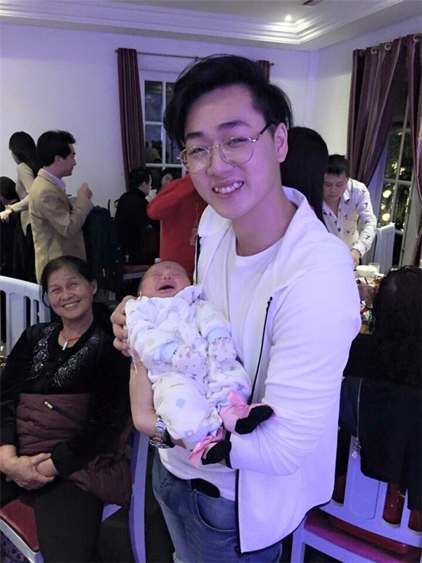 Ông bố trẻ tỏ ra hết sức phấn khích khi đăng ảnh bồng con trai trên tay. Ảnh trong bài: Facebook nhân vật.