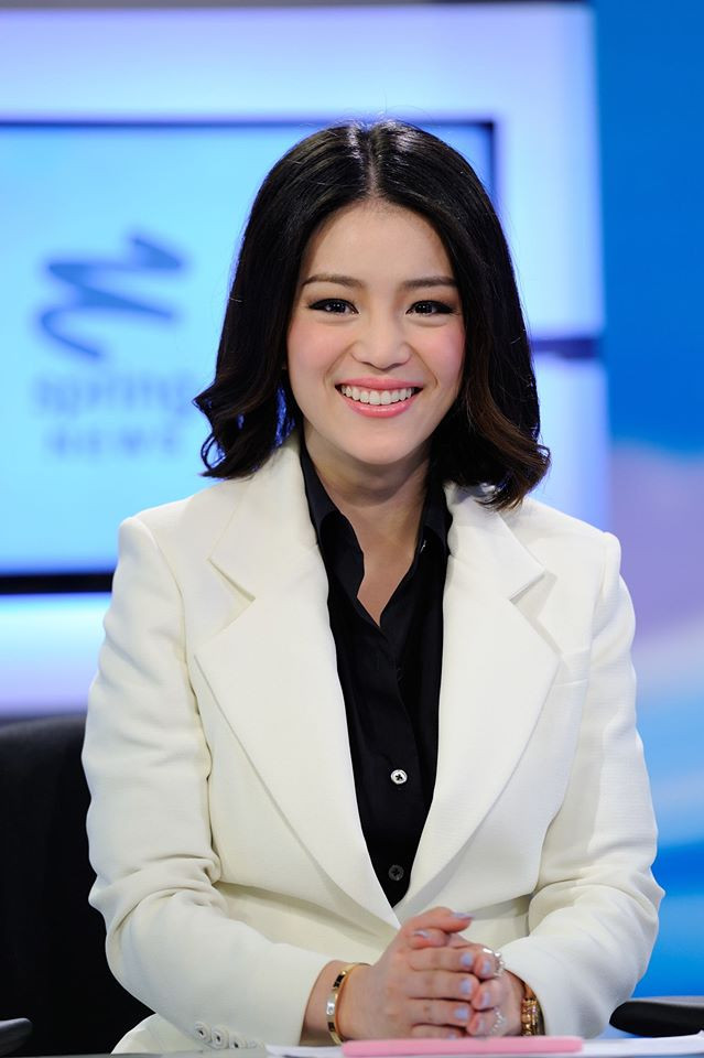 Bà Watanya Wongopasi từng là một phóng viên truyền hình nổi tiếng của các kênh truyền hình Chanel 3, Chanel 5, Chanel 9 trên sóng truyền hình quốc gia Thái Lan và từng được giới trẻ nước này ngưỡng mộ bởi ngoại hình xinh đẹp, khả ái.