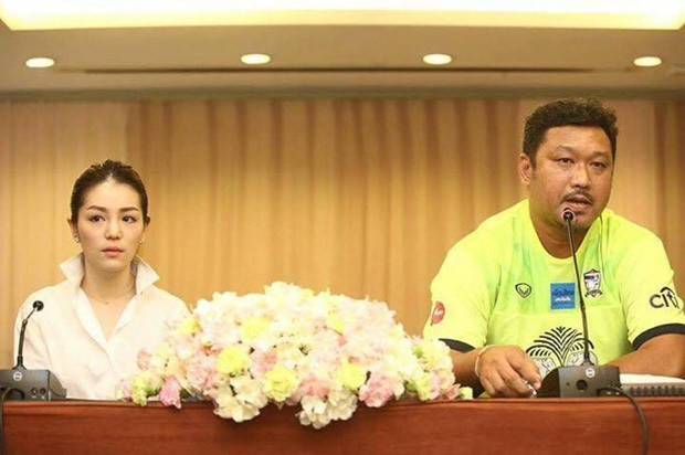 Liên đoàn bóng đá Thái Lan (FAT) vừa khiến NHM sung sướng khi bổ nhiệm một tân trưởng đoàn bóng đá xinh như mộng là bà Watanya Wongopasi. Người phụ nữ này sẽ cùng các cầu thủ trẻ xứ Chùa Vàng tham dự giải U21 quốc tế.