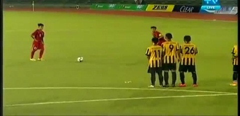 U16 Việt Nam bắt đầu hành trình tại VCK U16 ĐNA bằng trận đấu với U16 Malaysia. Đây được đánh giá là một đối thủ khá mạnh, buộc các cầu thủ trẻ của bóng đá Việt phải thi đấu cẩn trọng.