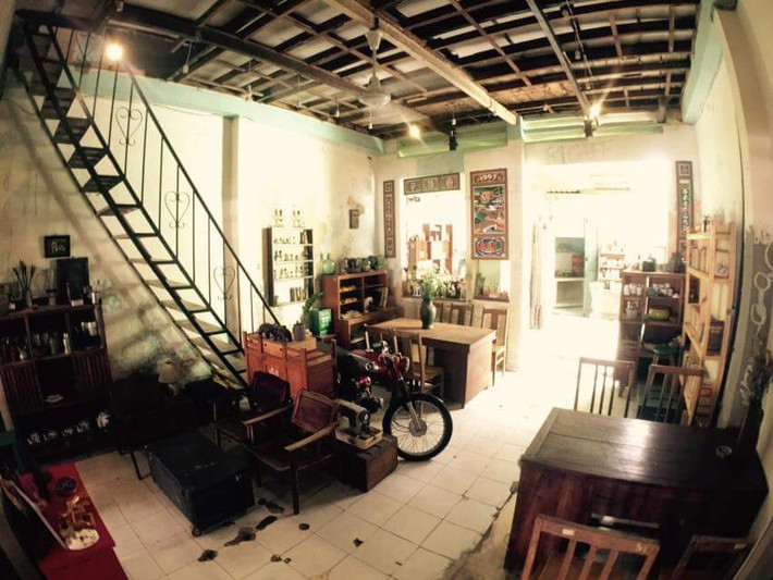 Ngoài không gian, thức uống, cung cách phục vụ thì đến cả những món đồ xưa xưa, cũ cũ đều mang cả hơi thở bình lặng và hoài niệm.