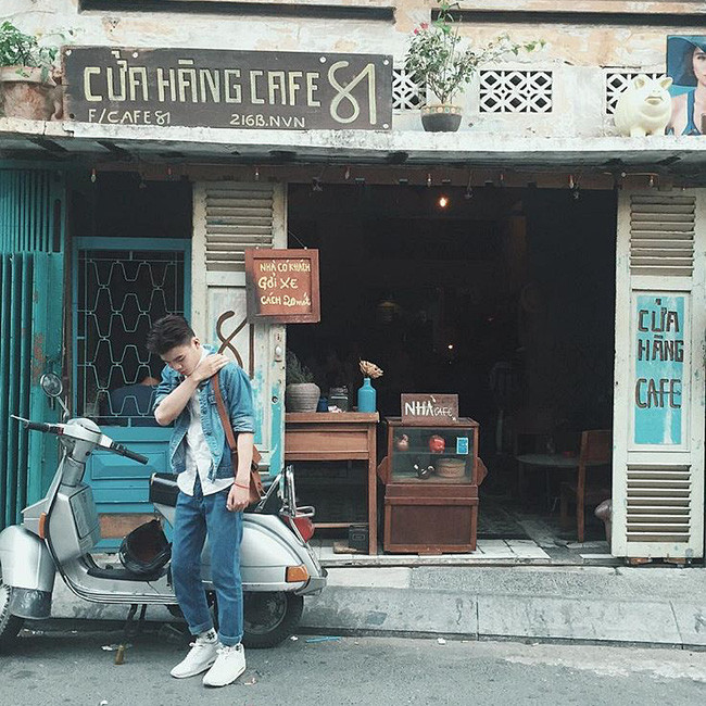 Không ồn ào, không có nhiều món đồ uống hot được các bạn trẻ yêu thích, cũng không có máy lạnh chạy vù vù mát rượi, 81 Cafe như một căn nhà nhỏ bình thường, cũ kỹ, đơn sơ và đầy hoài niệm dành cho giới trẻ Sài thành.