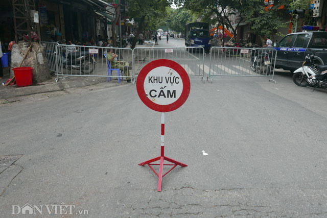 Hiện nay, khu vực xảy ra vụ sập nhà vẫn đang được phong tỏa hiện trường, các cơ quan chức năng hiện vẫn tiếp tục tiến hành điều tra.