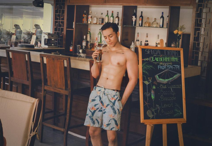 Quá trình phẫu thuật đau đớn ở nơi đất khách quê người nhưng Vĩnh Cường nhất mực không chia sẻ với bạn bè hay người thân nào khác ngoài mẹ. Suốt 6 tháng phẫu thuật, chỉ duy nhất có mẹ bên cạnh, Cường cảm thấy cô đơn rất nhiều.