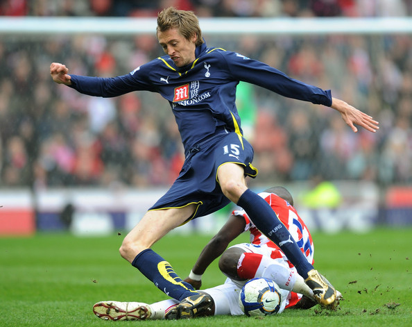 Peter Crouch là tiền đạo sở hữu chiều cao lên tới 2m02. Anh đã chơi cho 12 CLB khác nhau trong sự nghiệp của mình. Tuy nhiên không ở nơi đâu chúng ta được thấy một Peter Crouch tốc độ. Hiện tại đã 33 tuổi, Crouch đã chơi 454 trận trong sự nghiệp, ghi 120 bàn. Anh đồng thời đã có 42 trận chơi cho tuyển Anh, ghi 22 bàn thắng.