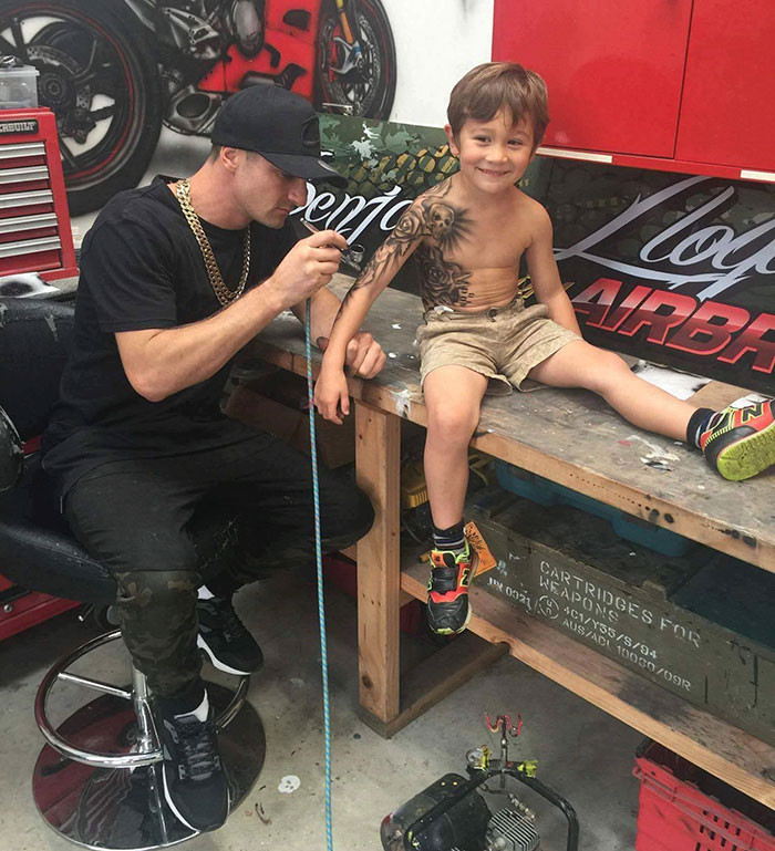 Đa số những tín đồ của nghệ thuật tattoo (xăm hình) đều là những người bắt có độ tuổi từ 18 trở lên. Thế nhưng, mới đây hình ảnh những đứa trẻ xăm mình bặm trợn đã thay đổi mọi suy nghĩ của nhiều người.