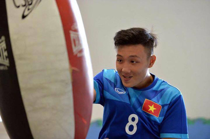 Mặc dù vậy, vị trí sở trường của Minh Trí ở ĐT U13 rồi U15 ĐTLA không phải là hậu vệ cánh như thần tượng Roberto Carlos mà là tiền đạo săn bàn.