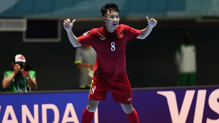 Sáng 12/9, NHM bóng đá nước nhà được sống trong men say chiến thắng khi Futsal Việt Nam đã xuất sắc vượt qua đội bóng xếp thứ 24 thế giới là Guatemala với tỷ số không tưởng 4-2. Người được nhắc đến nhiều nhất trong chiến tích này của ĐT Việt Nam không ai khác chính là cầu thủ Nguyễn Minh Trí.