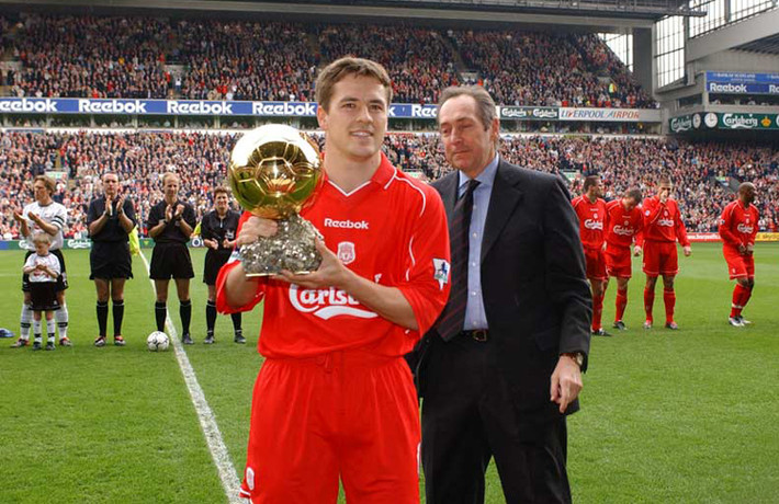 Michael Owen là một trong những cầu thủ người Anh hay nhất ở giai đoạn đầu thập kỷ XX. Nổi lên trong màu áo của Liverpool và giành vô vàn giành hiệu lớn nhỏ. Năm 2001, cầu thủ này đã cùng đoàn quân đỏ của HLV Gerard Houllier giành cú ăn ba UEFA Cup, FA Cup và League Cup năm 2001. Cũng trong năm này, Michael Owen giành luôn danh hiệu QBV thế giới.