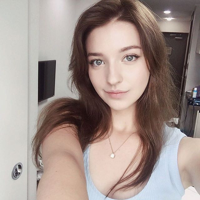 Sở hữu vẻ đẹp thiên phú, Angelina Danilova trở thành tâm điểm mỗi khi xuất hiện ngoài đường.