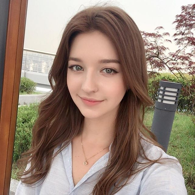 Mới đây, cô nàng hot girl Nga xinh đẹp, có làn da trắng mịn màng cùng gương mặt cá tính là tâm điểm chú ý của cư dân mạng.