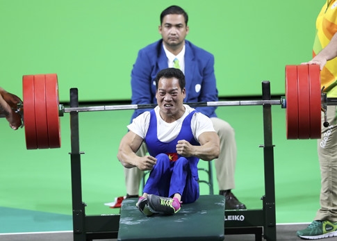 Trước đó, VĐV của Việt Nam cũng là người đang giữ kỷ lục thế giới nội dung này khi nâng thành công mức tạ 182 kg, lập ở giải vô địch châu Á 2015 ở Almaty (Kazakhstan).