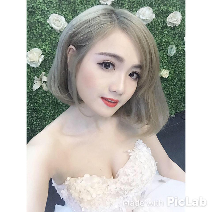 Sau giờ họ, cô nàng 9X xinh đẹp luôn tất bật làm hết việc này đến việc khác kiếm từng đồng lương ít ỏi để lo tiền học phí, và cuộc sống mưu sinh hàng ngày.