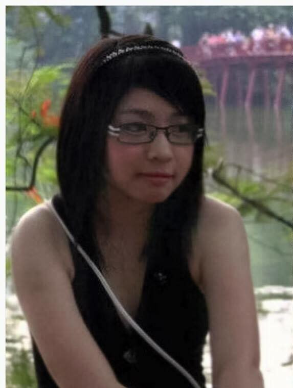 Nhớ về khoảng thời gian "đen tối" ấy, cô gái sinh năm 1993 đến từ Nam Định cho hay lúc đó cô nặng tới 65kg và có khuôn mặt không được thon gọn. Mỗi lần tới trường cô cảm thấy như cực hình vì phải mặc lên người bộ đồng phục gò bó.