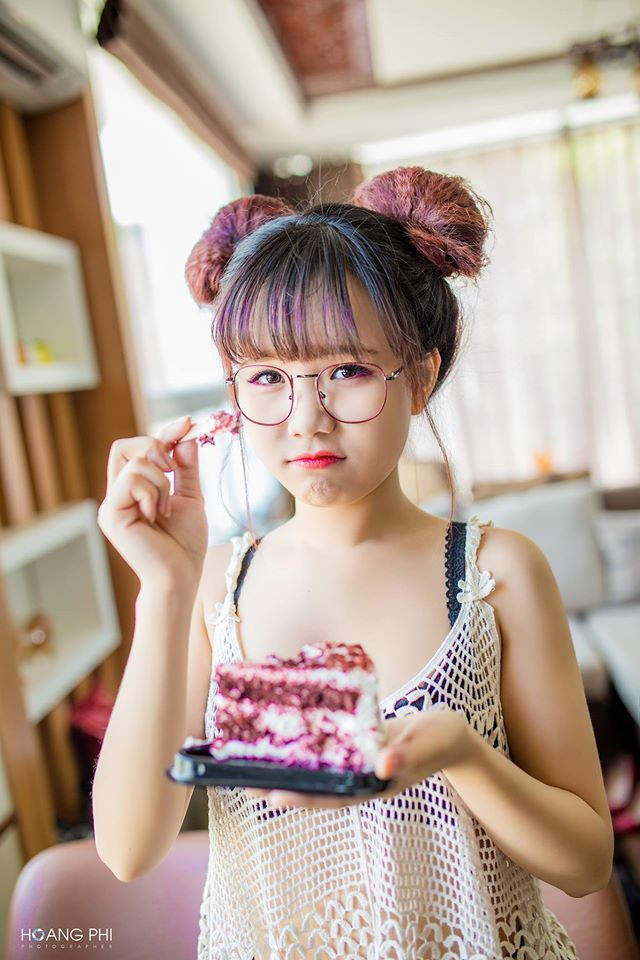 Sở hữu gương mặt tròn trĩnh, đáng yêu.. cô nàng được cộng đồng mạng ví là “thiên thần tuổi teen”.