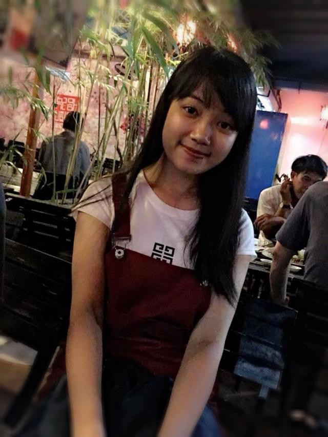 Không giống như các nàng WAGs khác chỉ ngồi bên phần ghế khách mời, Minh Ánh đã tham gia với hội CĐV VFS để cùng họ cổ vũ cho U19 Việt Nam trên khán đài hết sức nhiệt tình.