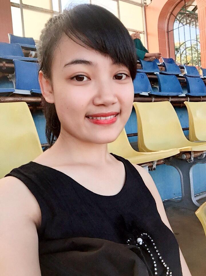 Tháng 9 vừa qua, khi U19 Việt Nam thi đấu tại Hà Nội, cô nàng xinh xắn xứ Nghệ đã lặn lội từ TP HCM để ra Thủ đô để động viên tinh thần "chàng lùn" của mình.
