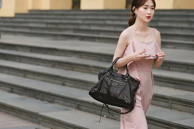 Điểm trùng hợp là mới đây trên Instagram của Sun Ht cũng đăng tải bức hình nắm tay khá tình cảm với một chàng trai giấu mặt. Mọi người cho rằng đó chính là bàn tay của Phở Đặc Biệt.