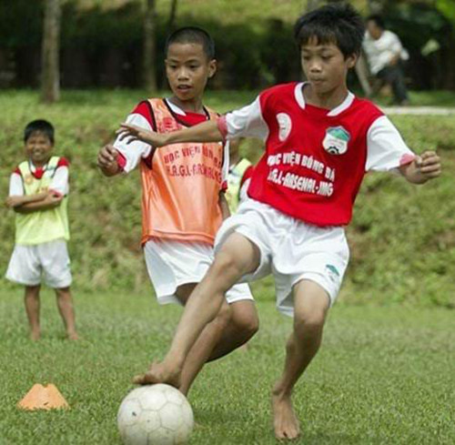 Ăn tập ở lò đào tạo HAGL JMG trong vòng 7 năm, Công Phượng không chỉ được bồi bổ khả năng chơi bóng mà anh còn được bổ trợ cả kiến thức văn hóa. Hình ảnh Công Phượng đá bóng chân đất cùng với Lê Văn Sơn. Ảnh: HAGLJMG