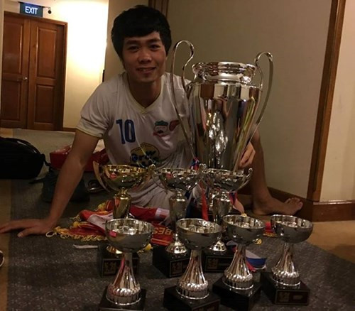 Sau khi ghi dấu ấn trong lòng NHM trong màu áo của U19 Việt Nam, Công Phượng trở về thi đấu cho CLB chủ quản HAGL tại V.League và các giải đấu trẻ. Tại đây, năm 2015 chính anh và các đồng đội đã lên ngôi vô địch tại giải U21 Quốc tế cũng bằng lối đá cuốn hút và đầy kĩ thuật. Ảnh: FBNV.