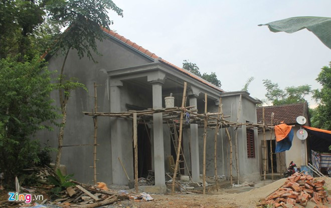 Công Phượng được biết đến là một cầu thủ xuất thân bần hàn. Cả gia đình anh 4 người phải sống trong ngôi nhà tranh, vách đất tại Đô Lương - Nghệ An. Sau khi trở nên nổi tiếng trong màu áo của U19 Việt Nam năm 2014, Công Phượng đã gửi những khoản tiền thưởng của mình về nhà góp một phần giúp bố mẹ có một mái ấm thực sự vực chắc. Ảnh: Zing
