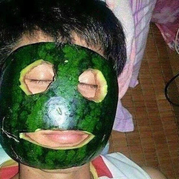 Dùng nguyên một trái dưa hấu để đắp mặt nạ quả là một phát kiến mới được phái yếu nghĩ ra làm đẹp cho bản thân mình.