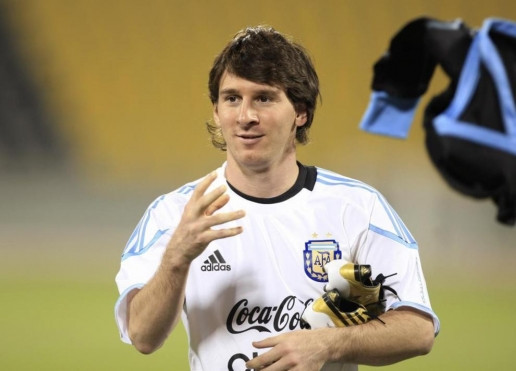 Thế nhưng, bỏ qua sự chú ý đến mái tóc của Messi nhiều người lại để ý tới anh bởi những hình xăm trên cơ thể.