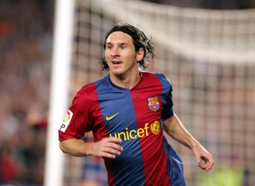 Mái tóc dài của siêu sao Lionel Messi được anh duy trì trong thời gian đầu của sự nghiệp thi đấu.