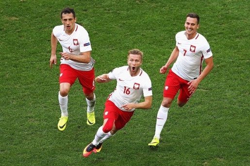 Sở hữu chân sút hàng đầu Robert Lewandowski trong đội hình, "đại bàng trắng" được đánh giá khá cao ở bảng C VCK Euro 2016. Thực tế, Ba Lan cùng được 7 điểm như đội đầu bảng Đức và chỉ xếp sau do kém chỉ số phụ.