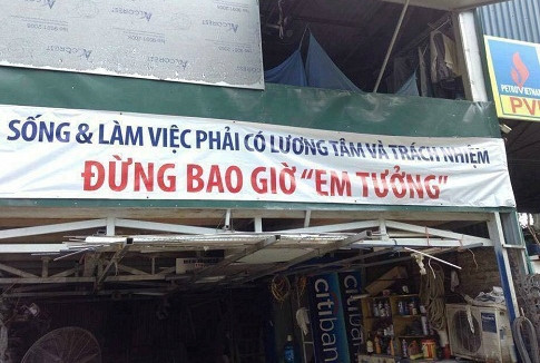A đây rồi: Biển quảng cáo hài hước và những câu khẩu hiệu siêu hài hước này không chỉ xuất hiện trên những con phố lớn mà chúng còn ở tất cả những hang cùng, ngõ hẻm tại Việt Nam.