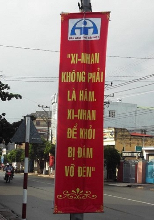 Đôi khi, những tấm băng rôn khẩu hiệu lại mang lại cho người đi đường những tiếng cười bằng những câu thơ khá hay.