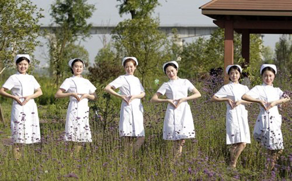 Thế nhưng cũng không ít người bình luận khen các cô gái này khá xinh đẹp, tự tin, thể hiện được sự mạnh dạn của mình.