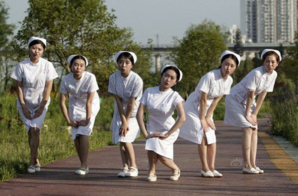 Theo nhiều người, thay vì khiến người khác nhớ đến mình với hình ảnh xinh đẹp gợi cảm, những cô y tá này nên tu dưỡng chuyên môn nghề nghiệp và cả y đức để có thể làm tốt công tác của mình chứ không nên gây ấn tượng theo kiểu chụp giật như thế này.