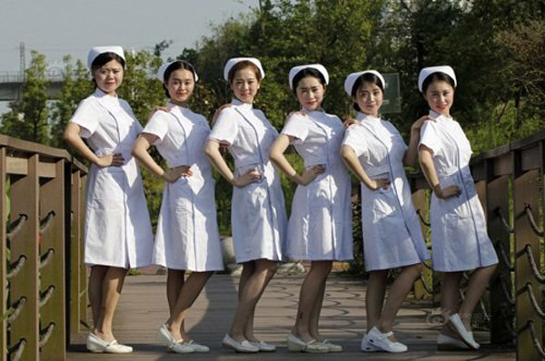 Chủ nhân của những bức ảnh này là các nữ y tá tại một bệnh viện ở Toại Ninh, Tứ Xuyên, Trung Quốc. Họ chụp bộ ảnh này để chào mừng ngày Y tá thế giới 12/5.