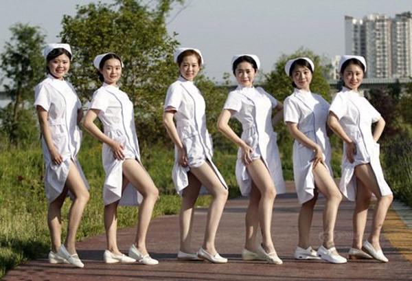 Vừa qua, cư dân mạng đã tỏ ra vô cùng bất ngờ với những bức ảnh của 6 nữ y tá Trung Quốc vén váy để khoe đôi chân dài trắng nuột khiến nhiều thành viên mạng có những bình luận trái chiều. Ảnh trong bài: Sina.