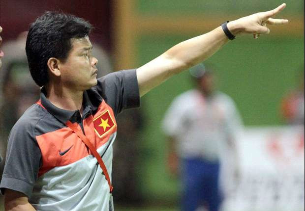 Ứng cử viên tiếp theo được điểm mặt có thể thay thế chiến lược gia người Nhật tại chiếc ghế nóng của ĐTVN đó là HLV Nguyễn Văn Sỹ. Cũng giống như Hữu Thắng, Văn Sỹ là một HLV trẻ cũng đã gây dựng được danh tiếng của mình trong thời gian vừa qua nhờ phương án huấn luyện hiện đại và phù hợp với thể trạng các cầu thủ Việt Nam.