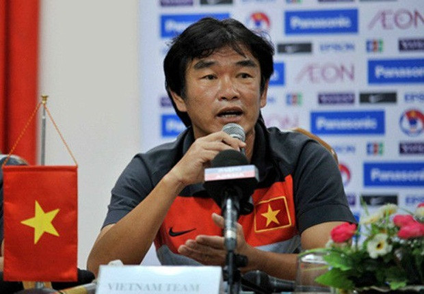 Phan Thanh Hùng chẳng lạ với chiếc ghế HLV trưởng ĐTQG. Trong khoảng thời gian từ tháng 6/2012 tới tháng 12/2012, ông từng nắm ĐT Việt Nam, trải qua 15 trận, với thắng 5, hòa 5 và thua 4.