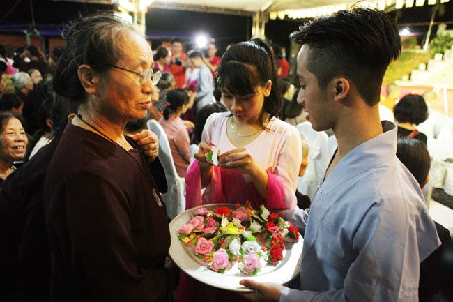 Ngoài ra, việc thả đèn hoa đăng lên dòng nước còn được hiểu rằng, những vong nhân đã khuất sẽ theo những ánh sáng ấm áp mà bỏ đi những oan khiên thù hận, bước theo con đường giải thoát khổ đau.