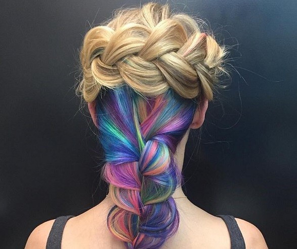 Sau các trào lưu tóc màu pastel, tóc ombre, tóc phát sáng thì gần đây tín đồ thời trang trên thế giới lại đang chạy theo phong trào nhuộm tóc cầu vồng vô cùng cá tính.