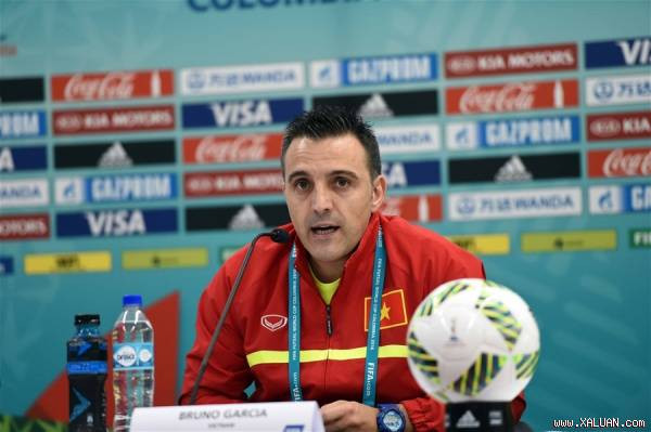 Tiếp theo, ông Bruno cảm ơn các tuyển thủ Futsal Việt Nam vì đã thực hiện tốt những ý đồ chiến thuật và cùng ông chinh phục những đỉnh cao vừa qua. Trong lá thư chia tay, chiến lược gia người Tây Ban Nha nói về những họ trò của mình: "Tôi cảm thấy rất vinh hạnh vì được làm việc với những cầu thủ có ý chí phấn đấu tuyệt vời và tiếp thu rất nhanh những thứ tôi truyền đạt, họ đã cho tôi cảm hứng làm việc. Tôi coi họ như gia đình và dù đi đâu tôi cũng không quên những ngày tháng được làm việc với họ."